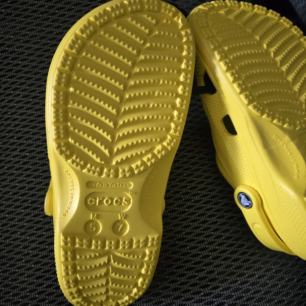 CROCS Classic Clog in Yellow S-7 Adult - Picture 2 of 3